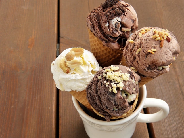 3 παγωτά σοκολάτα σε χωνάκι