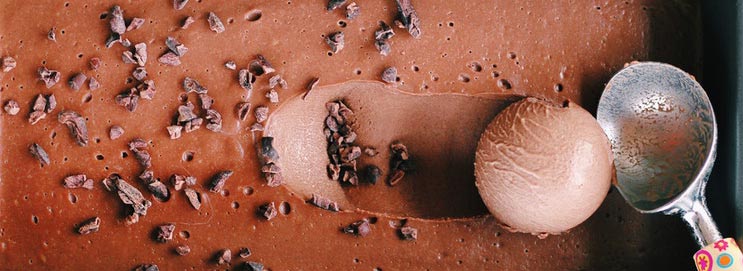 δοχείο παγωτού με σοκολάτα και κουτάλι μέσα