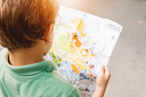 ένα παιδί κρατάει έναν χάρτη